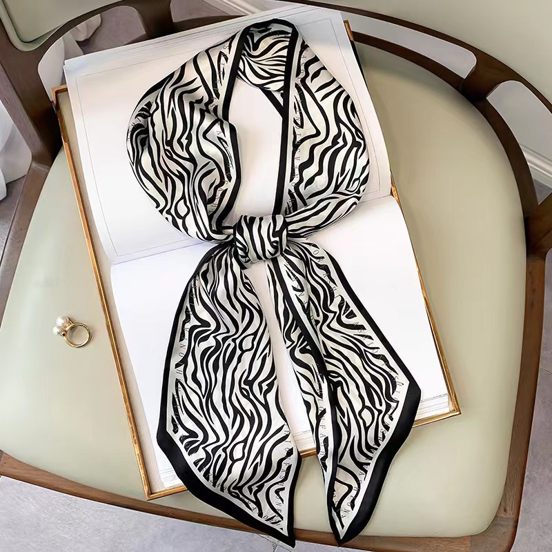 Women Bags Online - وشاح حريري مربع فاخر بنقشة حمار