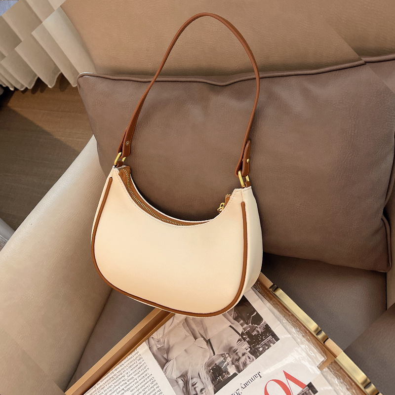 حقيبة صغيرة على شكل إبط أنثى 2 - مراجعة Women Bags Guess وسعره
